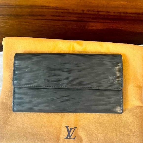 Louis Vuitton Black Epi Sarah wallet - Picture 1 of 9